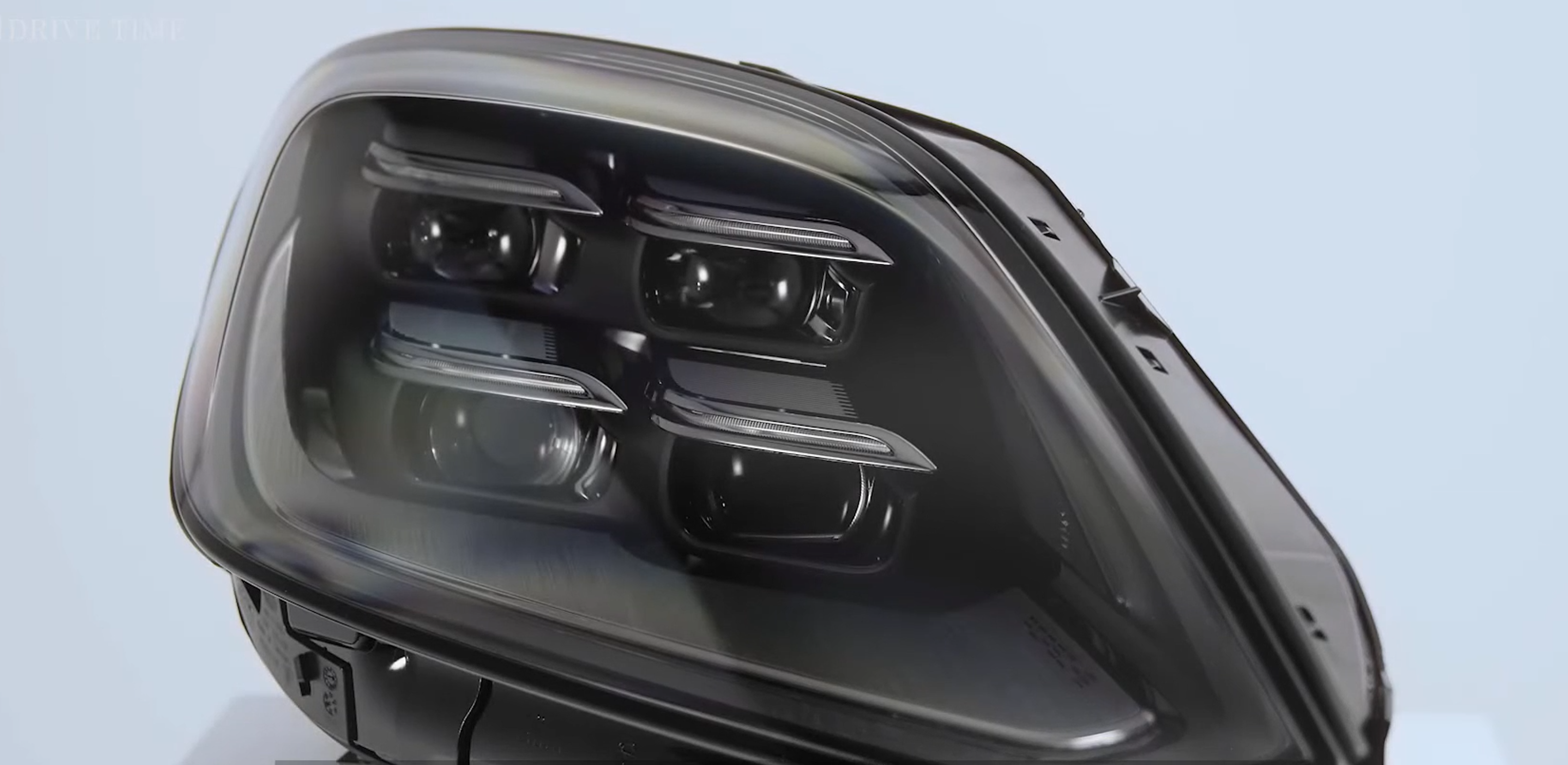 New_Porsche_Cayenne_2024_New_Innovative_HD-Matrix_LED_Headlight