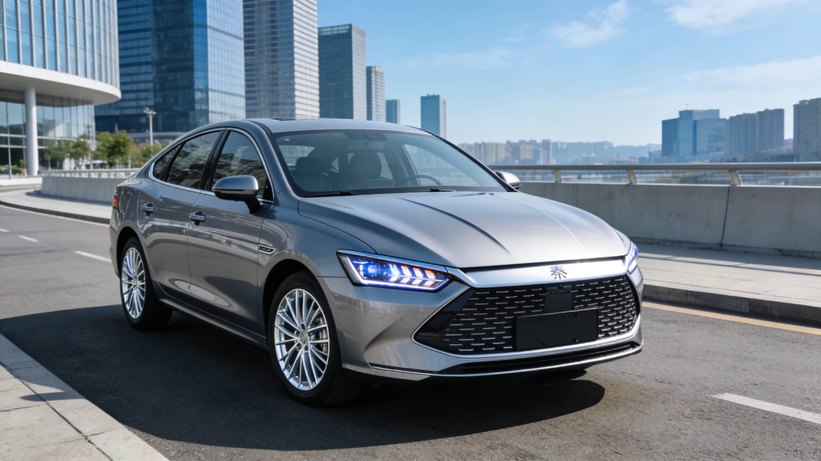 告别夜驾盲区！比亚迪秦PLUS升级KUS众神之王LED双光透镜全解析